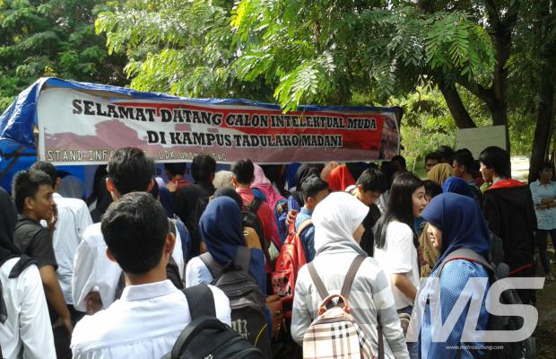 Foto Pendaftaran Ulang Mahasiswa Baru (dok. Metro Sulteng)
