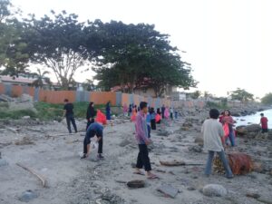 Palu, Sabtu (16/02/2019) Peserta sedang melakukan aksi bersih pantai.<br /> foto : Nifa